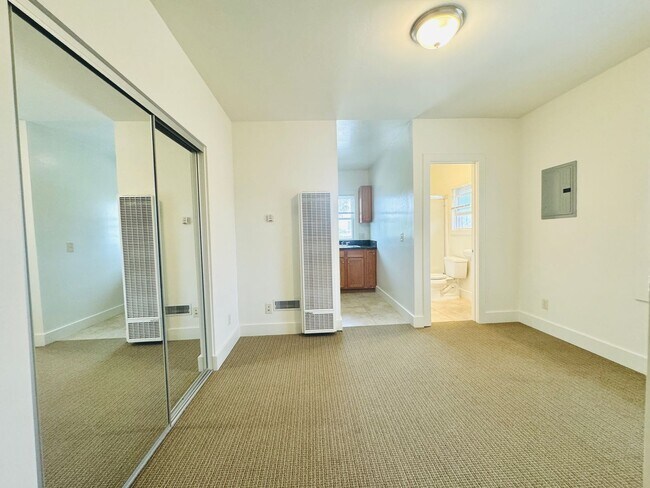 Foto del edificio - STUDIO RIGHT OUTSIDE OF DOWNTOWN! $1,495/m...