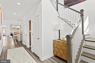 Building Photo - 400 Silver Birch Dr