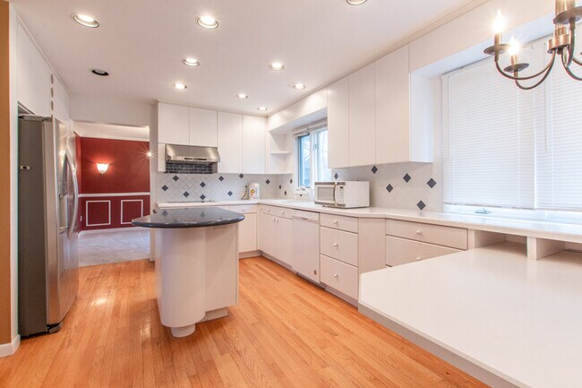 Building Photo - 3535 Balfour Dr