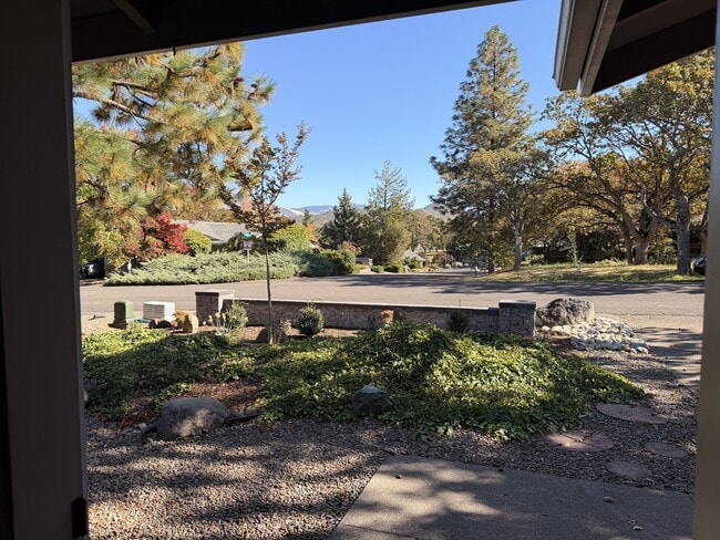 Foto del edificio - 779 Twin Pines Cir