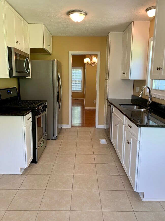 Building Photo - Lovely Tri-level Fayetteville Home