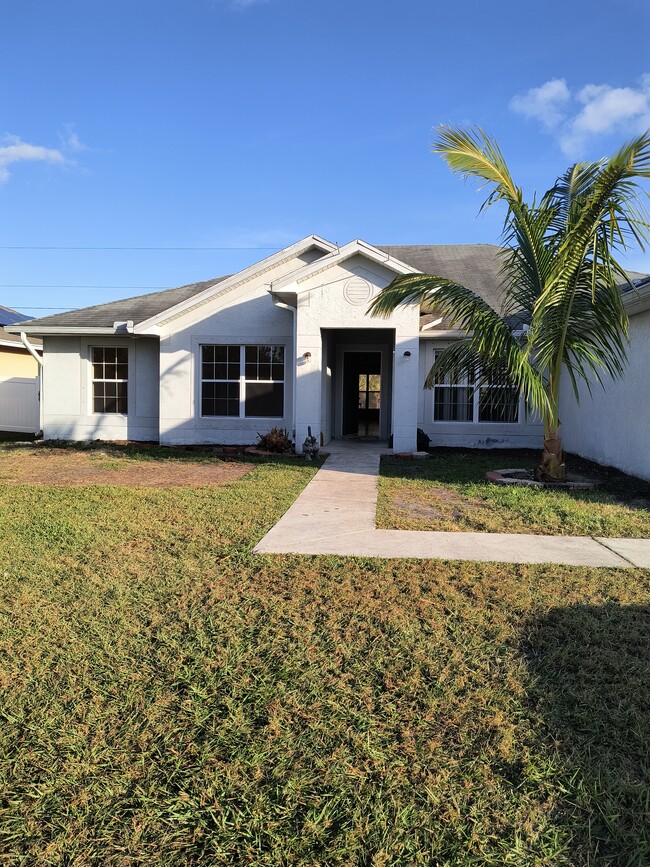 OUTSIDE FRONT - 1915 SW Breezeway St