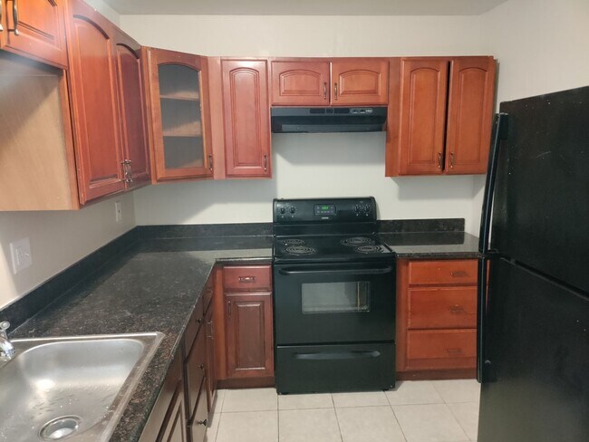 Building Photo - Spacious 3 Bedroom Townhouse