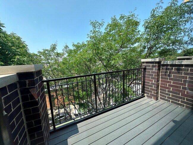 Foto del edificio - 6350 N Glenwood Ave