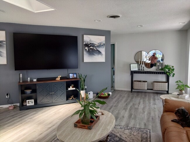 Building Photo - 755 SW Rustic Cir