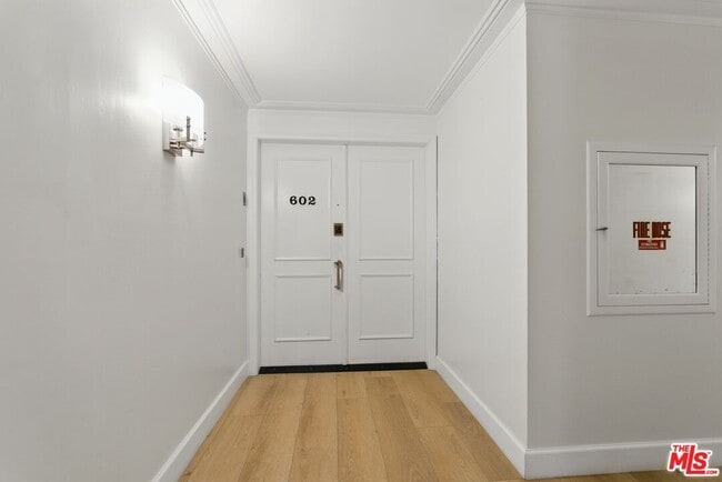 Building Photo - 321 N Oakhurst Dr
