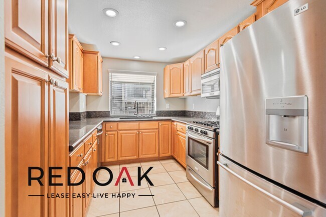 Foto del edificio - Gorgeous Three Bedroom with Two Private Ba...