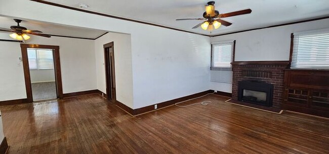 Building Photo - 2 Bed 1 bath Duplex For Rent Down Town Reno