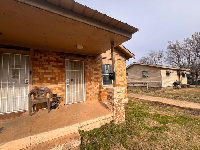 Foto del edificio - 1318 W 13th St