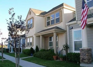 Building Photo - 2527 N Village Dr