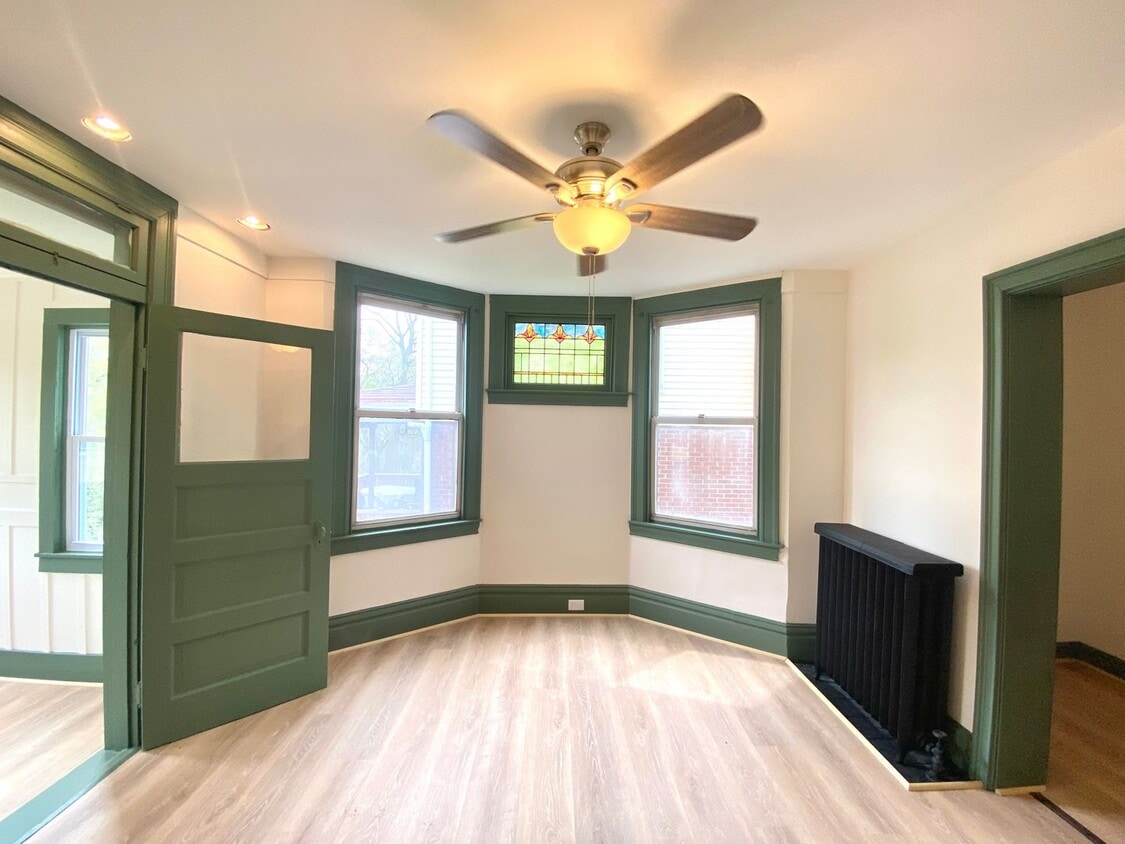 3 Bed/1 Bath Home in Beechview with Bonus Room-Convenient to Downtown! Available October! - 3 Bed/1 Bath Home in Beechview with Bonus Room-Convenient to Downtown! Available October!
