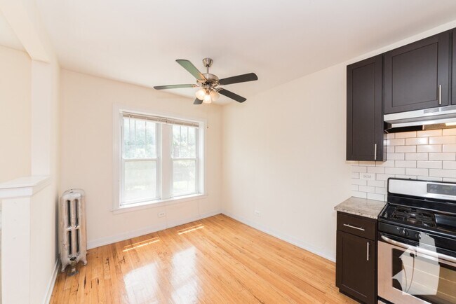 Building Photo - 2010 W Foster Ave