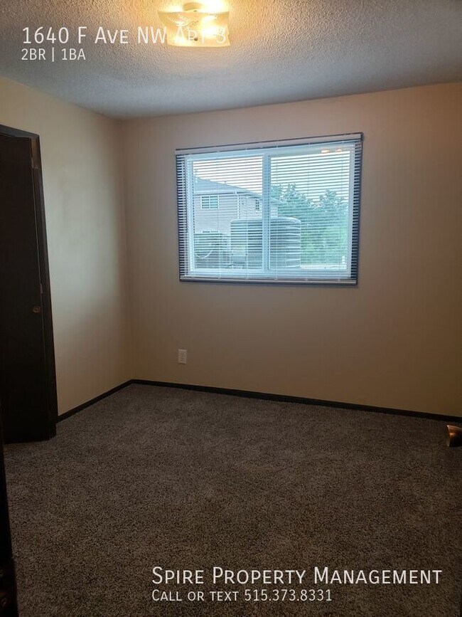 Building Photo - NW 2 Bedroom 1 bath with New Flooring, Nea...