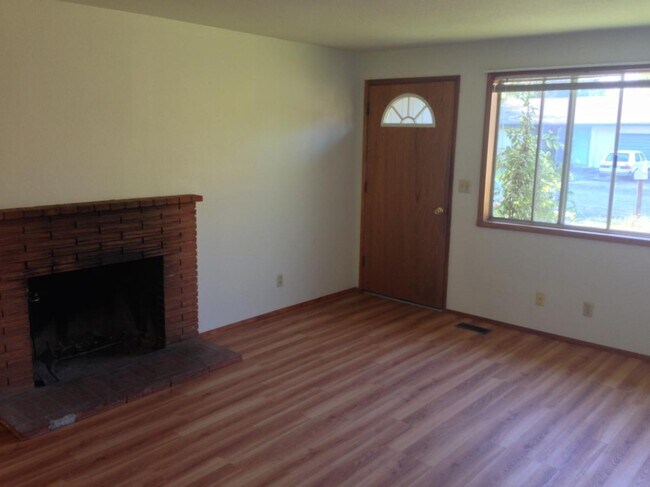 Building Photo - 830 NE Woodcrest Ave