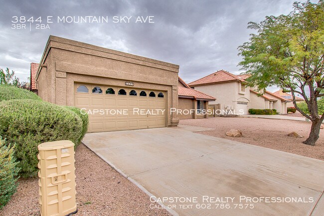 Building Photo - Amazing location with Mountain Views!