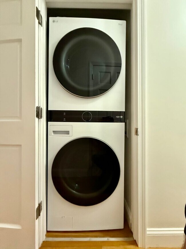 Building Photo - No Brokers Fee, In-Unit Washer and Dryer, Eat-in Kitchen, Private Deck