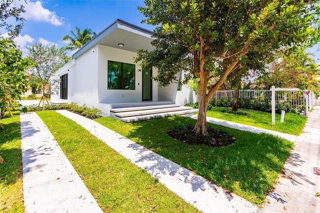 Building Photo - 180 SW 38th Ct