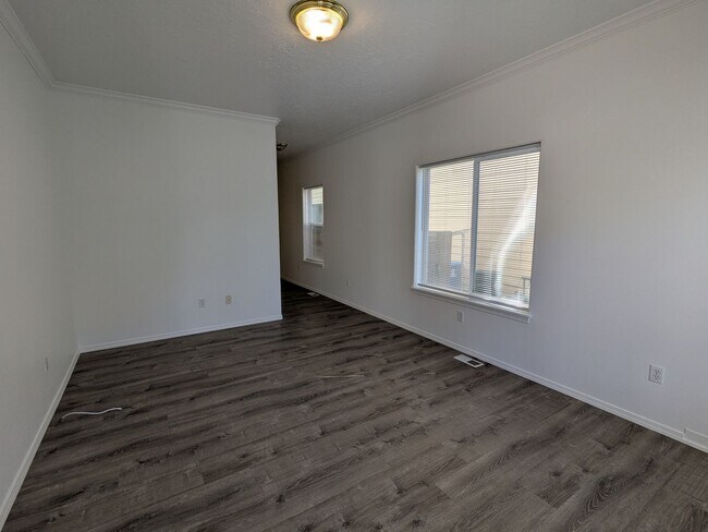 Foto del edificio - Spacious 3 bedroom 2.5 Bath Townhouse with...