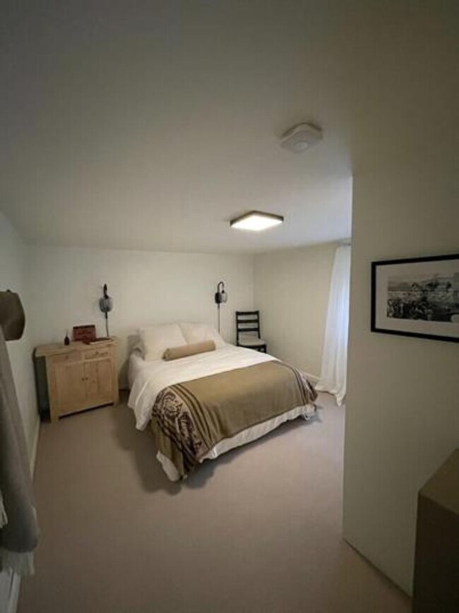 Foto del edificio - Beautiful remodeled 2 bedroom, 1 bath house on Rouse Ave.