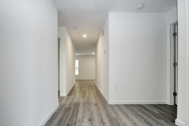 Building Photo - Experience Luxury Living in Marion Oaks of...