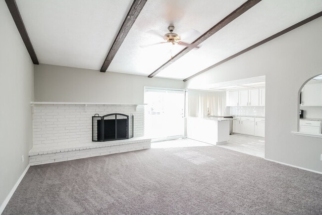 Building Photo - 902 Live Oak Dr