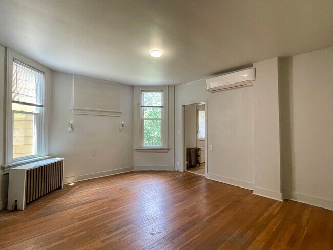 Building Photo - 1st Fl 2 Bed/1 Bath Wilkinsburg Unit