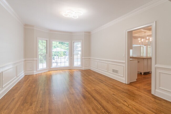 Foto del edificio - Amazing 5+ bedroom single family home with private pool in desired Saddlebrook Forest