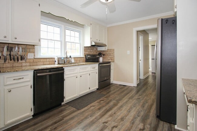 Building Photo - 427 Elizabeth Lake Dr