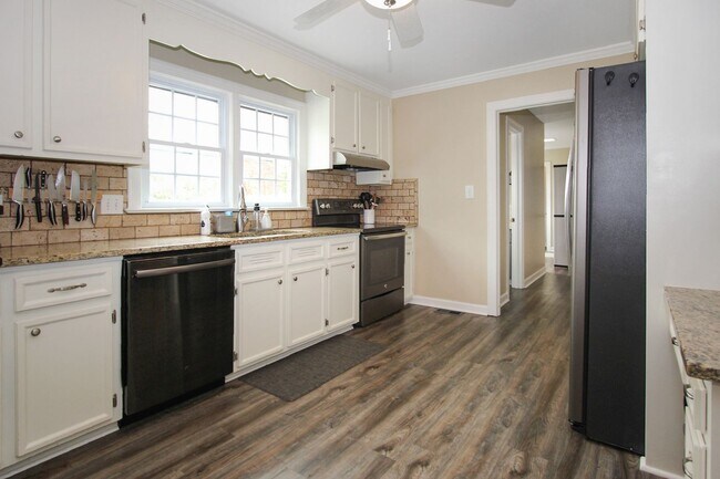 Foto del edificio - 427 Elizabeth Lake Dr