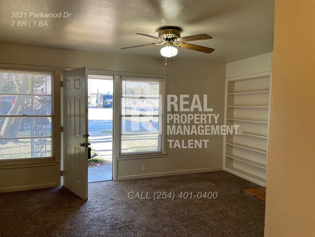 Building Photo - Charming 2/1 bedroom home ready for you to...