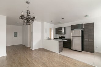 Building Photo - 809 Av. Bloomfield
