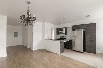 Building Photo - 809 Av. Bloomfield