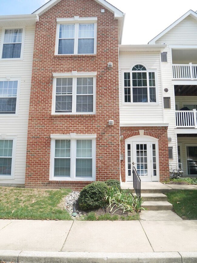 Foto del edificio - Spacious 2nd Floor Condo in Russett – Prime Laurel Location!