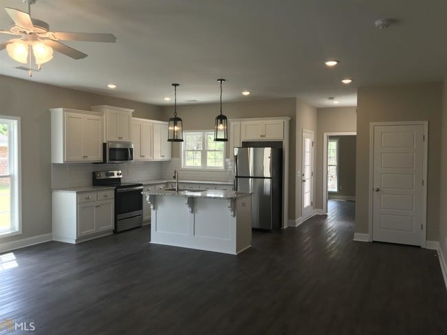 Building Photo - 10 Grove Cir