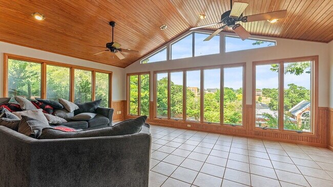 Foto del edificio - 5-Bedroom Cottage Near U of A