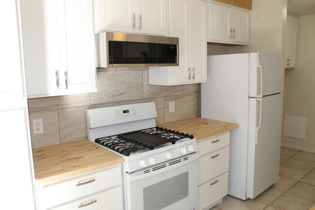 Foto del edificio - One Story end unit condo 2 Br/1 Ba - Beaco...