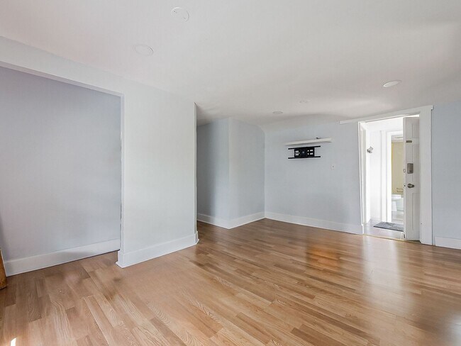 Building Photo - Welcome to this charming 2-bedroom, 1-bath...