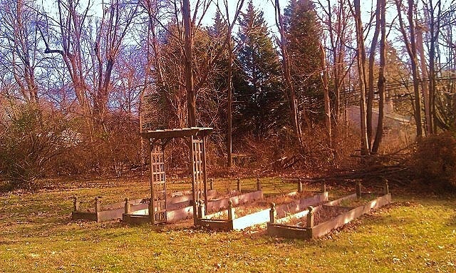 Enjoy chatting with neighbors at our "community garden" Nothing beats home grown! - 657 South Sumneytown Pike