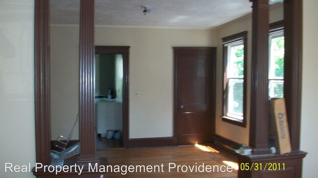 Building Photo - 2 br, 1 bath Apartment - 210 Howell St.