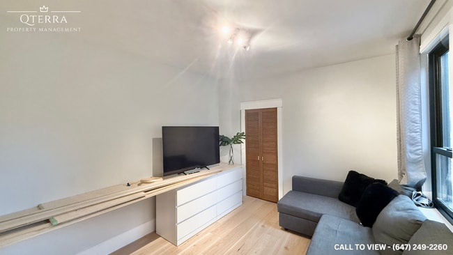 Building Photo - 251 Silverthorn Av