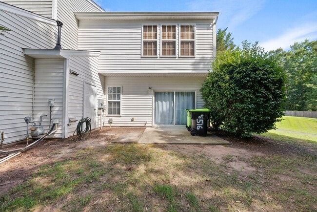 Foto del edificio - 516 Walnut Woods Dr
