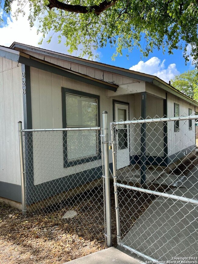 Foto del edificio - 228 Coopwood Ave