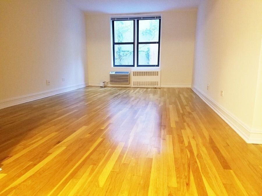 Primary Photo - 214 E 51st St