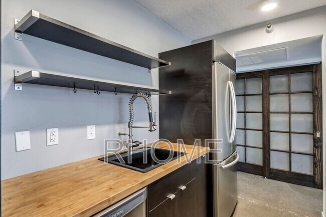 Building Photo - 230 E Broadway