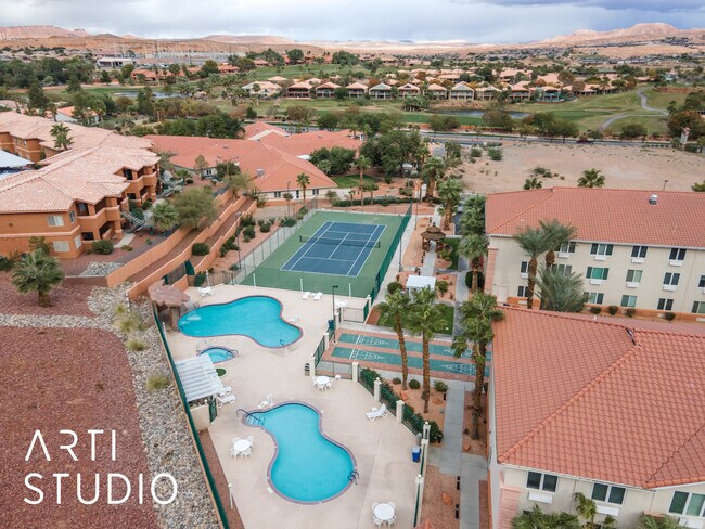 Servicios: piscinas, jacuzzi, tenis - 555 Highland Dr