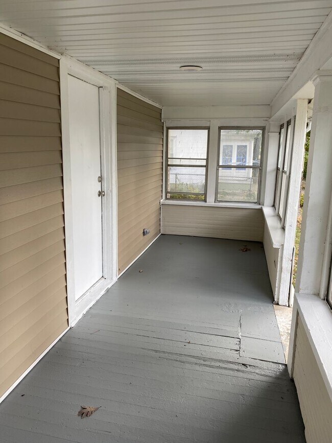 Foto del edificio - 4-Bedroom, 2-Bath Home Near Drake University - Fenced Backyard