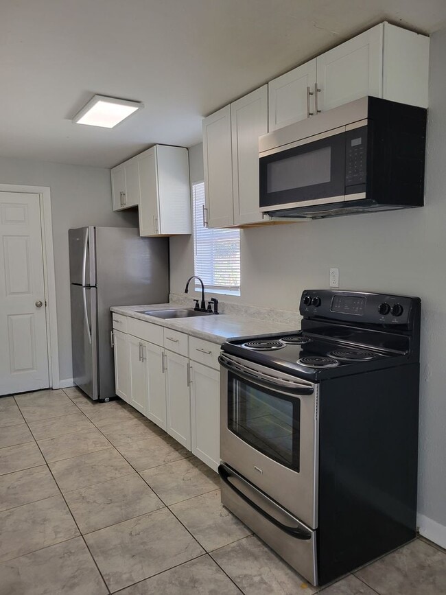 Building Photo - Three-Bedroom Home Near Lake Shipp