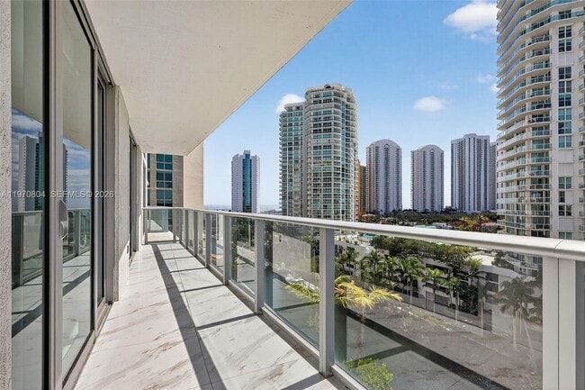 Foto del edificio - 300 Sunny Isles Blvd
