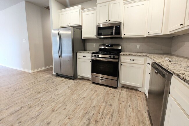 Foto del edificio - Modern 3-Bedroom Apartment with 2-Car Gara...