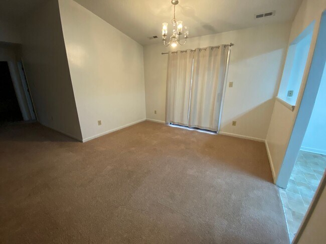 Building Photo - 612 Independence Dr